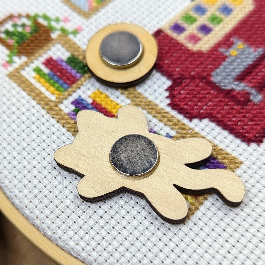 Tuxedo Cat Needle Minder