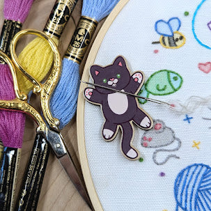 Tuxedo Cat Needle Minder