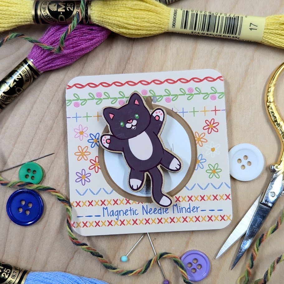 Tuxedo Cat Needle Minder