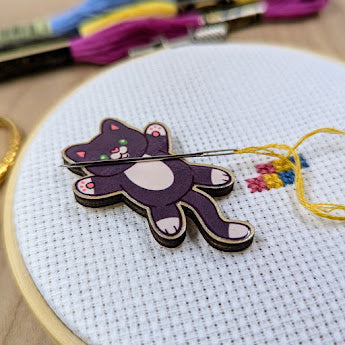 Tuxedo Cat Needle Minder